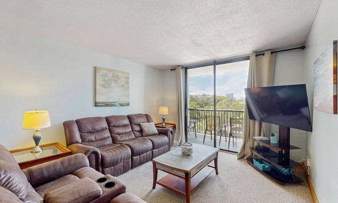Myrtle Beach Condo | Holiday Towers condo with ample amenities & steps from the beach