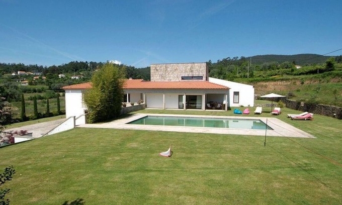 Fornelos House | Holiday villa with garden, grill, and terrace