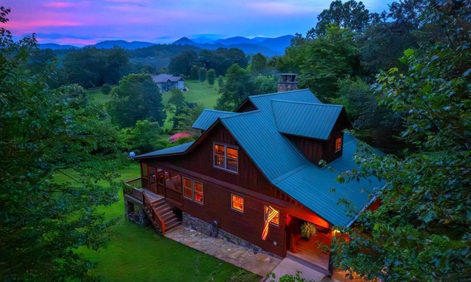 Sylva Cabin | ✨Holidays 25% Off New Hot Tub Mountain Views WCU 3 mi Sylva 5 mi Fire Pit Mtn Views Lg Screened Porch Swings Families Couples Smokeys Nat'l Park 23mi ✨