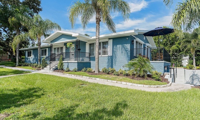 Lakeland House | Hollingsworth Heights, Renovated 3BD/3BA Retreat, Lake View, Family/Pet Friendly