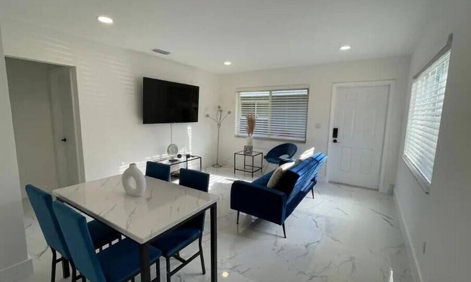 Hollywood Lakes Condo | Holly-Blue SEA - Beach Getaway