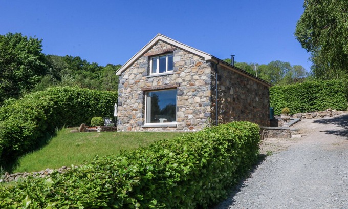 Henryd Cottage | HOLLY COTTAGE, romantic, with a garden in Conwy