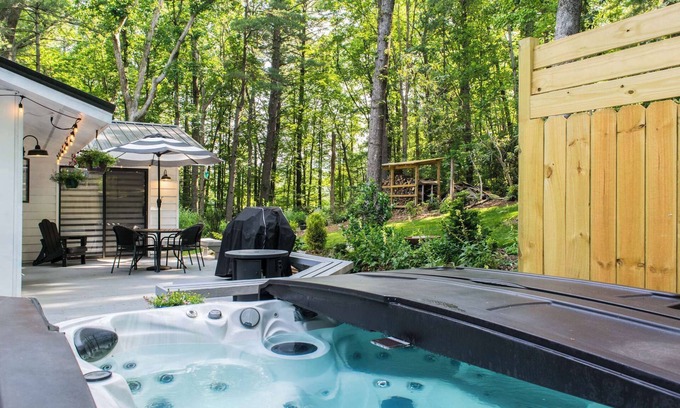 Hendersonville House | Holly Hill Hideaway: Hot Tub, Fireplace & Fire Pit!