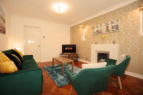 Cyncoed House | Hollybush House By N And N Stays Ltd, Perfect for Contractors and Workers, Large Private Driveway, Great Location and Fast Wifi