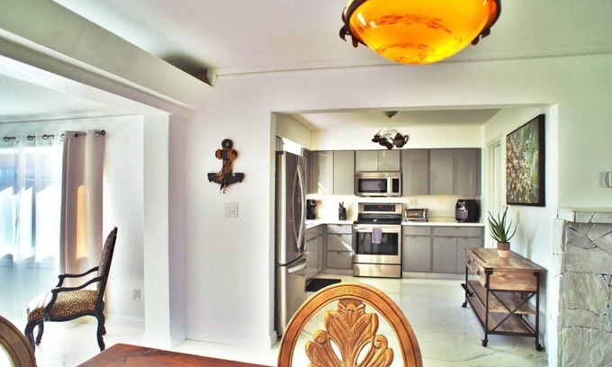 Park East House | Hollywood Cove cozy home near beach, Hardrock hoten