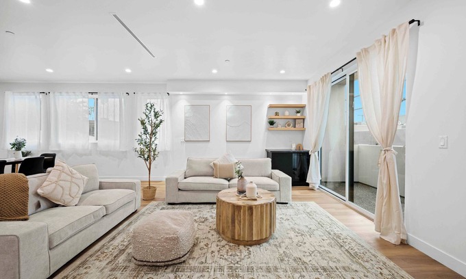 Carthay Circle House | Hollywood Haven:Tranquil Retreat w Smart Amenities