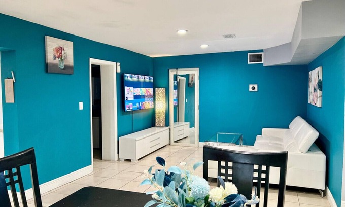 Driftwood Apartment | Hollywood Hideaway: Spacious 2BR + Private Parking