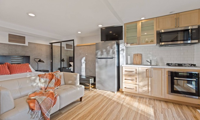 Hollywood Dell House | Hollywood Hills Modern Vintage Home With Views