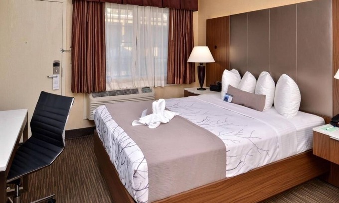 Hollywood Hotel | Hollywood Stay Perfect for Couples Seeking Local Attractions & Fun