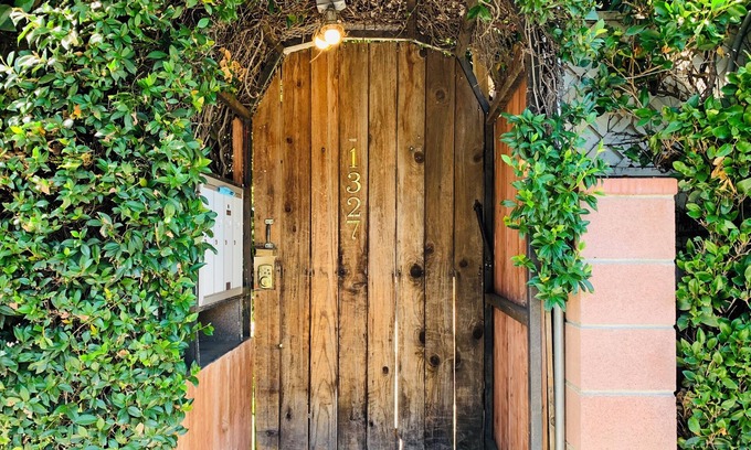 Hollywood Apartment | Hollywood Studio Apartment with AC - Central Area Steps to Avenue of The Stars