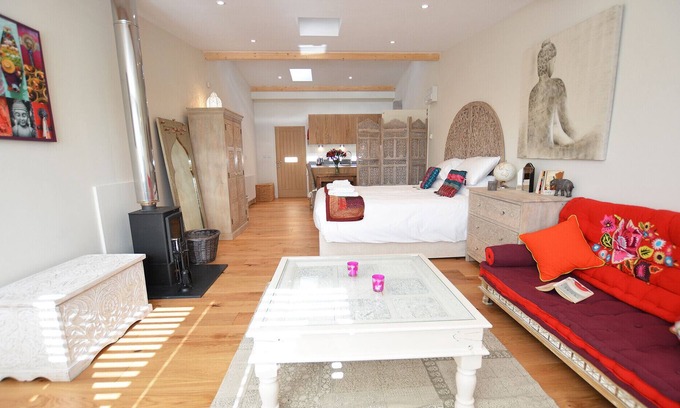 Halesworth Cottage | HOLY COW, UBBESTON, family friendly, with pool in Laxfield