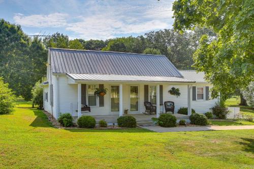 Cross Plains House | Home 9 Mi to Dtwn Springfield with Porch and Yard!