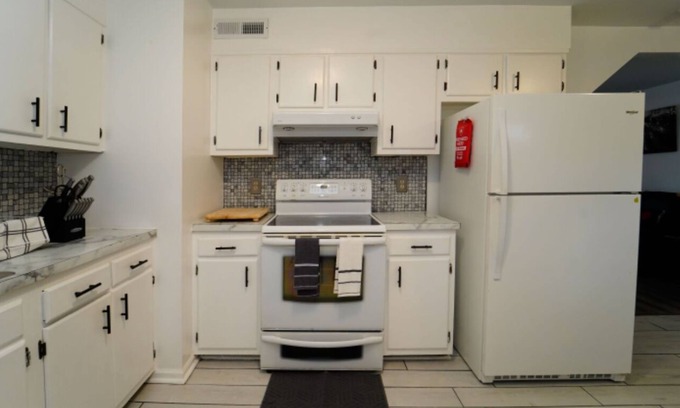 Goldsboro House | Home away from Home-Conveniently located in a quiet place