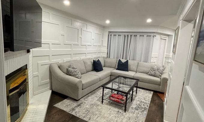 Ajax House | Home away from home. Cozy urban retreat close to the city.