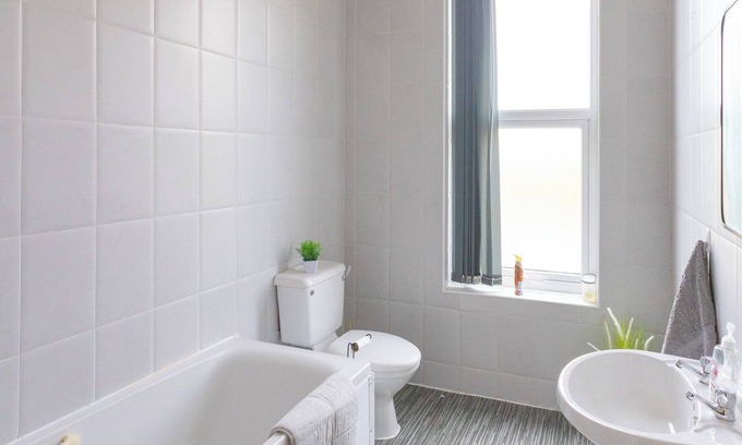 Manchester Apartment | Home Feel Apartment in Quite Community in M16 only 10 min to City