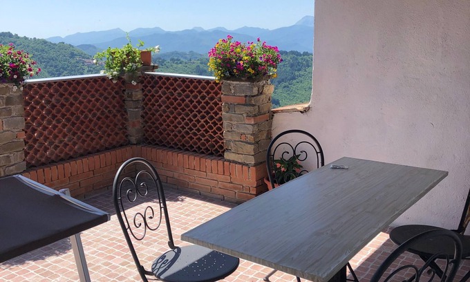 Casoli House | Home Holidays with terrace and beautiful panoramic view of the Apuan Alps