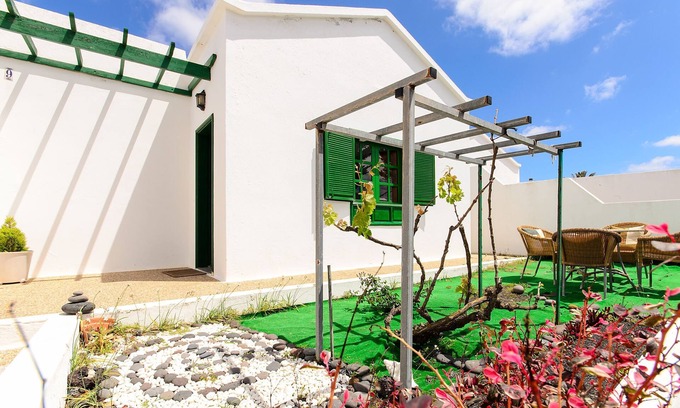 Mozaga House | Home In Central Location with Vegetable Garden, Terrace, Mountain View & Wi-Fi