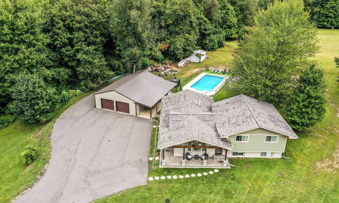 Dowagiac House | Home in Dowagiac with private pool