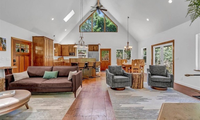 Kaweah House | Home in Nature - Full kitchen - Sleeps 10