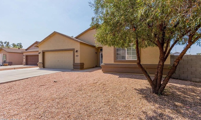 Eleven Mile Corner House | Home in Peaceful Neighborhood close to Golf, Nature, Skydiving, Pet-Friendly