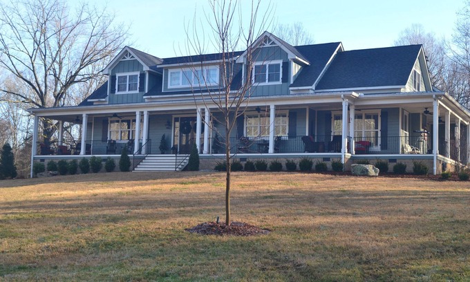 Dickson House | Home in private country setting within 35 minutes of downtown Nashville. After a day in the city, come home to a peaceful oasis.