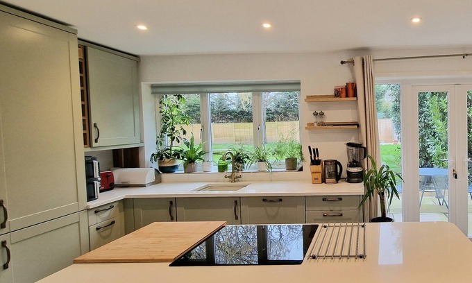 New Forest District House | Home near the new forest with a large garden and super king beds!
