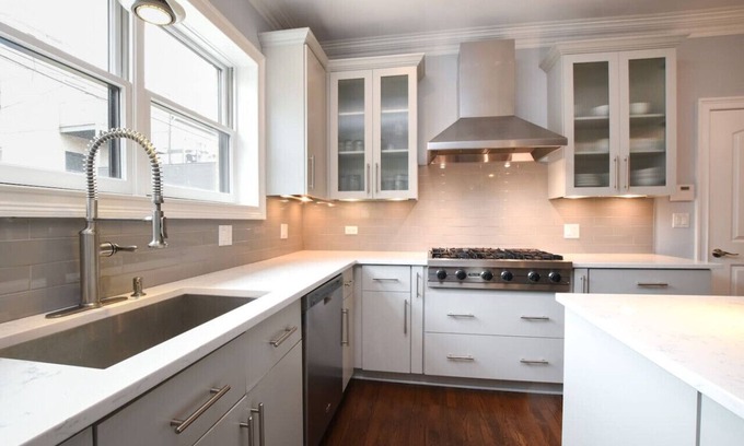 North Center House | Home Near Wrigley *Free Parking & Pet Friendly!*