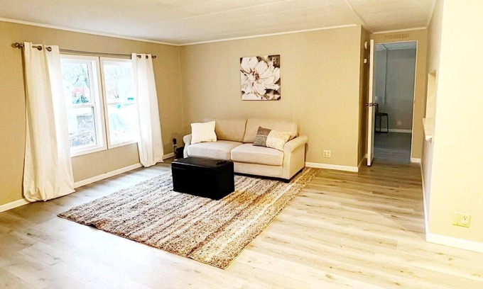 Leo-Cedarville House | Home w/Master King Suite And Garage