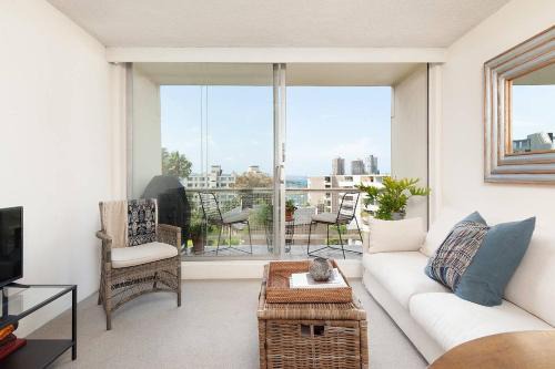 Elizabeth Bay Apartment | Home with a View with Pool and Roof Terrace Garden