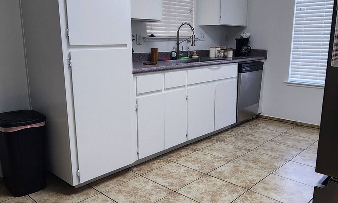 Farmersville House | Home with family King bed. To Visalia 4 min. Away. Near sequoia tional park
