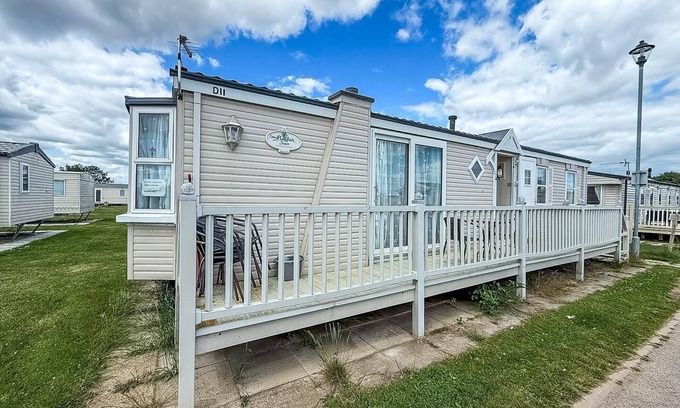 Skegness House | Homely caravan, only a short drive to Skegness Beach ref 64011D