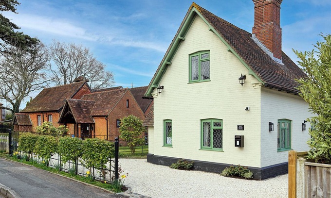 New Forest District House | Homely Cottage near Paultons Park with hot tub
