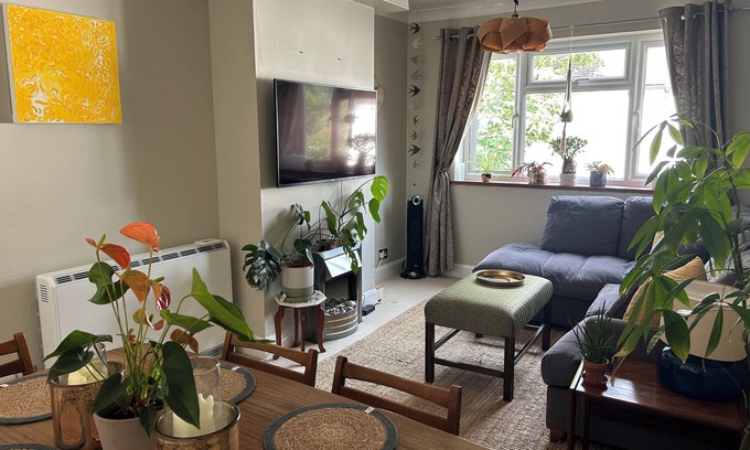 Walton-on-Thames Apartment | Homely flat in Surrey, Sleeps 3, family friendly