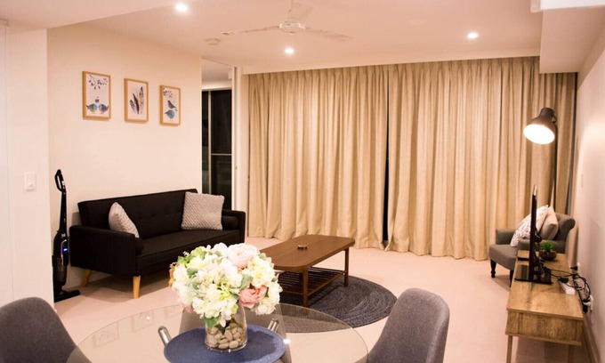 Reid Apartment | Homely Modern Apt by Lake between City & Russell