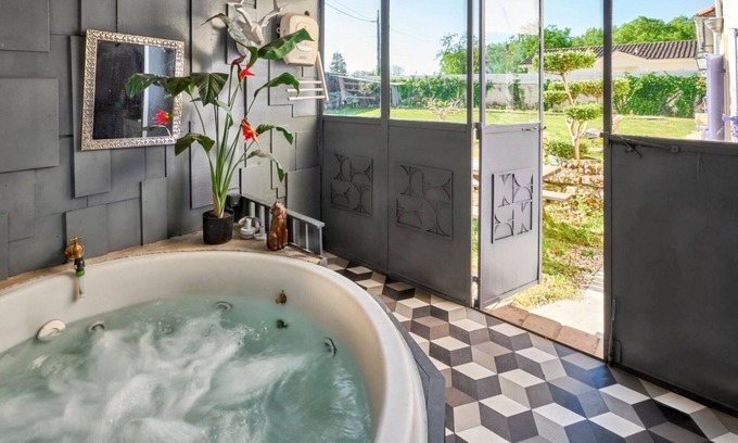 Saint-Antoine-de-Breuilh Villa | Homerez - Villa in Saint-Antoine