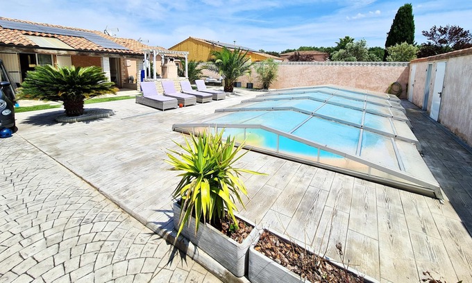 Vitrolles Apartment | Homerez - Appartement 15 km away from the beach for 2 ppl. with shared pool