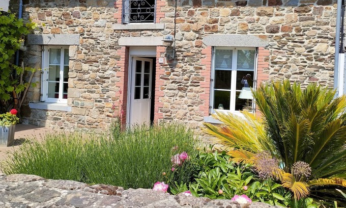 Le Vivier-sur-Mer House | Homerez - Beautiful house for 4 ppl. with terrace at Le Vivier-sur-Mer