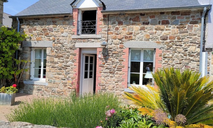 Le Vivier-sur-Mer House | Homerez - House in Le Vivier-sur-Mer