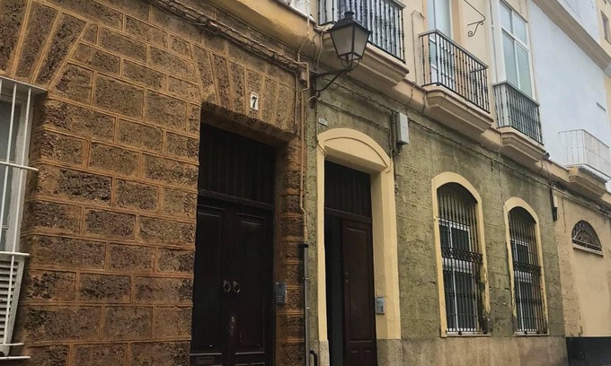 Old Town Apartment | Homerez - Spacious appartement for 6 ppl. with balcony at Cádiz