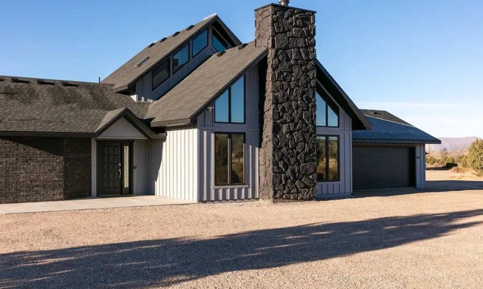 Dammeron Valley Cabin | Homestead Cabin/Housen15-20 minutes North of St.George by Snow Canyon State Park