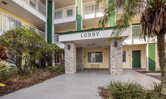 Orlando Hotel | HomeTowne Studios by Red Roof Orlando - UCF Area