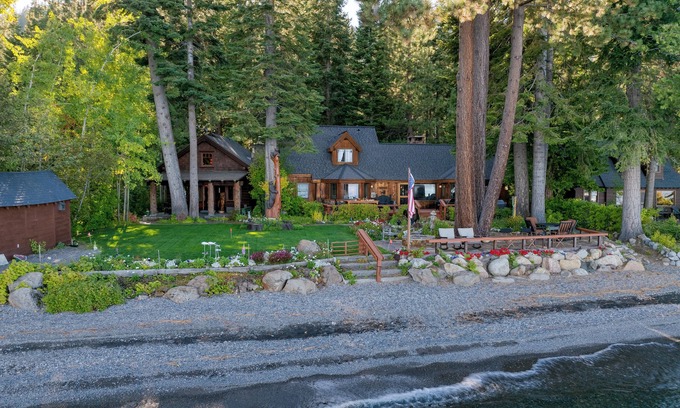Homewood House | Homewood Lakefront by AvantStay | Private Beach & Lake Access + Views!