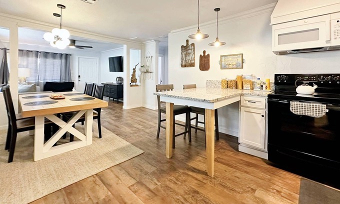 Central Oklahoma City Apartment | Homey 2BR Suite | $2000/month #19A | Full Kitchen + Queen Beds