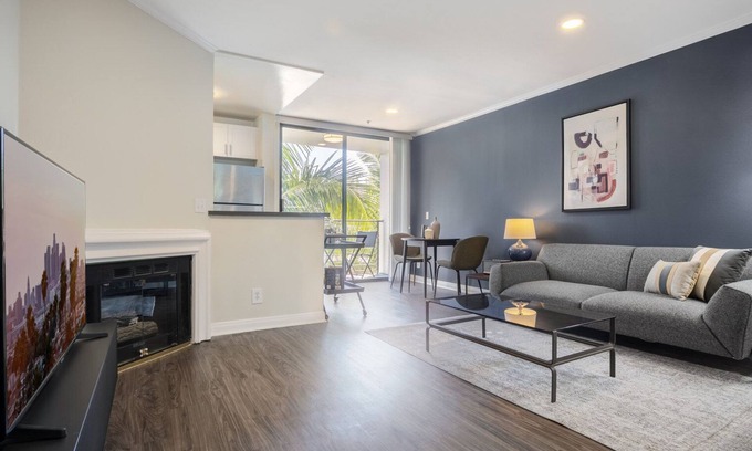 Sawtelle Apartment | Homey Brentwood Studio w/Pool near Whole Foods, UCLA by Blueground