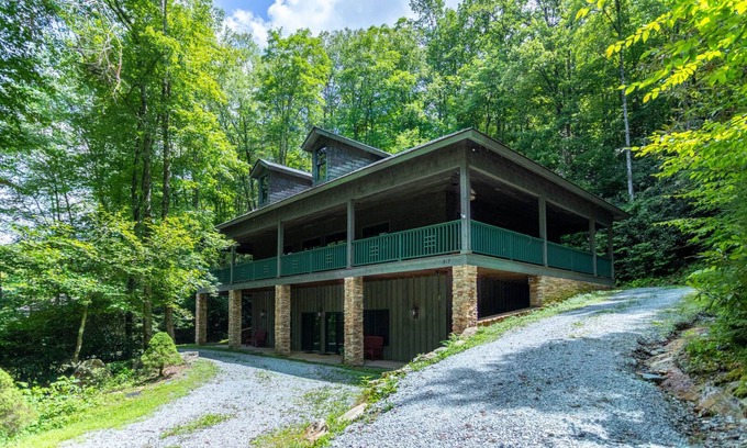 Foscoe Cabin | Honey Bear Haven In Gated Community, Pool Table, Close to Boone!
