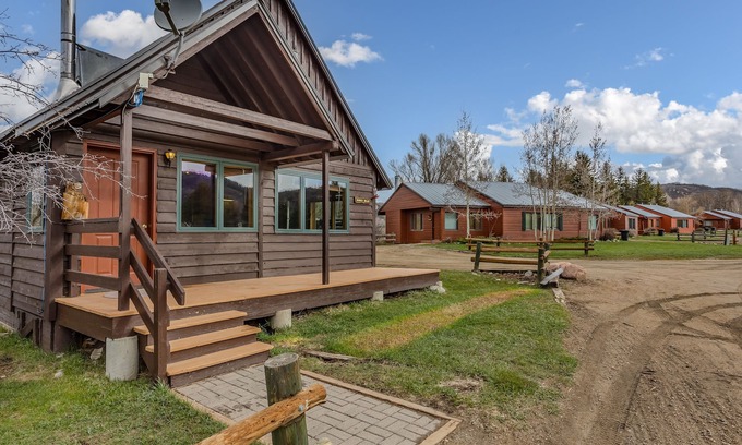 Clark Ski Chalet | Honey Bear - Mountain cabin with gorgeous scenery