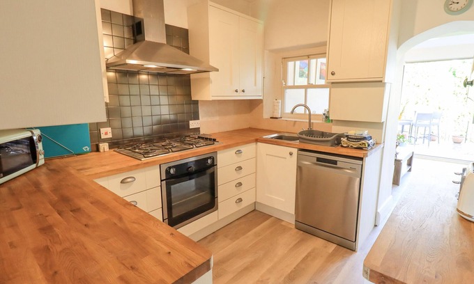 Kirkby Lonsdale Cottage | HONEY COTTAGE, pet friendly, with open fire in Kirkby Lonsdale