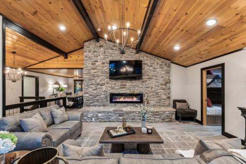 Caton House | Honeybear Hideaways - Luxurious Modern 7BR Cabin with Indoor Pool, Game Room, Hot Tub & Fireplace