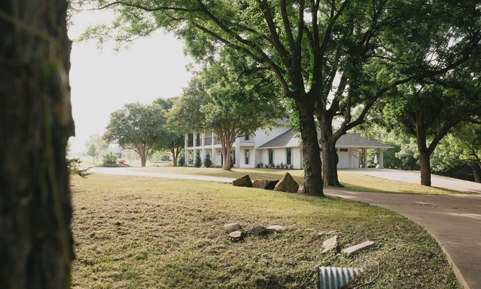 Midlothian House | Honeysuckle Manor – Texas Charm on 7 Peaceful Acres