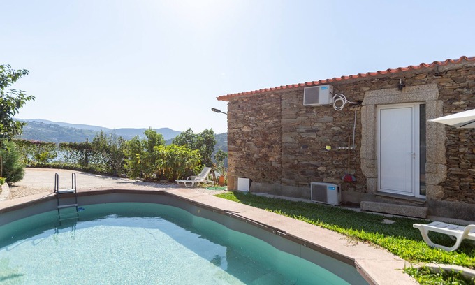 Castelo de Paiva Ski Chalet | Hopstays - Casa das Dognas